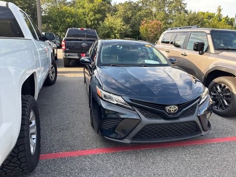 Used 2018 Toyota Camry SE FWD image 3