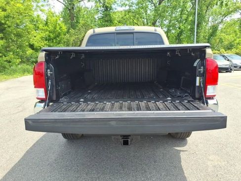 Used 2017 Toyota Tacoma SR5 w/ Tow Package AWD/4WD image 12