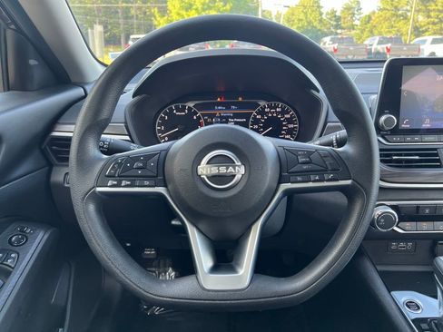 Used 2024 Nissan Altima 2.5 SV FWD image 15