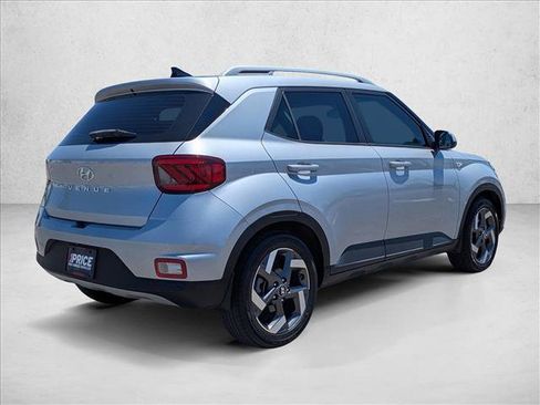 Used 2022 Hyundai Venue SEL FWD image 5