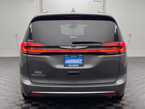 Used 2022 Chrysler Pacifica Touring-L FWD image 9