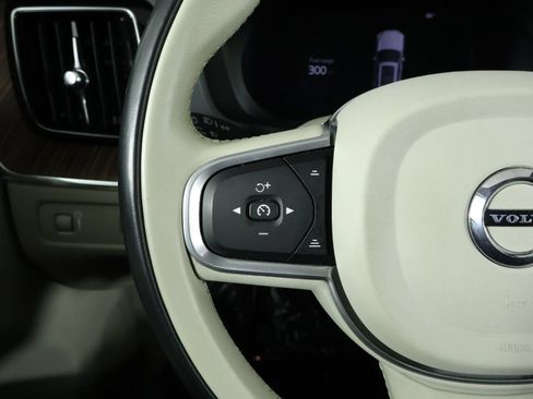Certified 2022 Volvo XC60 B5 Momentum w/ Climate Package FWD image 10