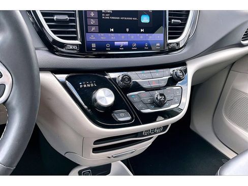 Used 2024 Chrysler Pacifica Touring-L FWD image 24