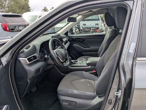 Used 2024 Toyota Highlander LE image 17