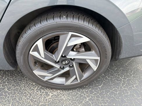 Used 2025 Hyundai Elantra Limited FWD image 9