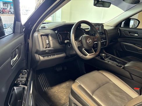 Used 2024 Nissan Pathfinder SL AWD/4WD image 6