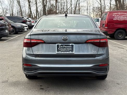 Certified 2023 Volkswagen Jetta SE image 4
