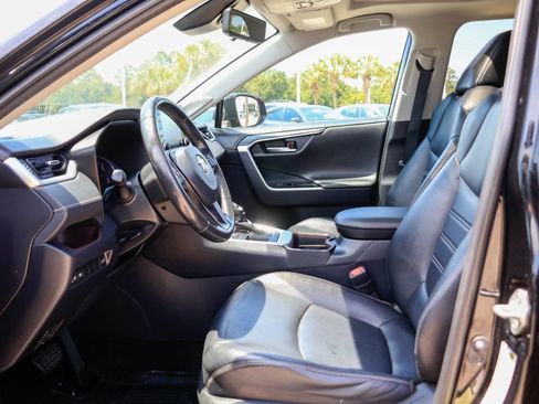 Used 2019 Toyota RAV4 Limited FWD image 9