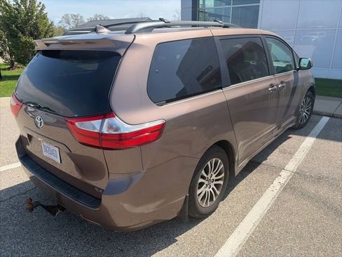 Used 2019 Toyota Sienna XLE w/ XLE Navigation Package FWD image 7