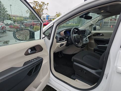 Used 2024 Chrysler Voyager LX FWD image 16
