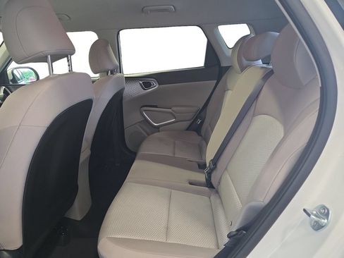 Used 2025 Kia Soul LX w/ LX Technology Package FWD image 23