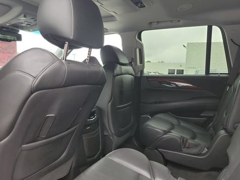 Used 2015 Cadillac Escalade Luxury AWD/4WD image 36