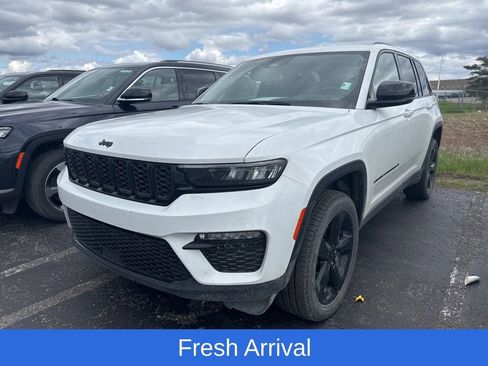Used 2023 Jeep Grand Cherokee Limited w/ Black Appearance Package AWD/4WD image 1