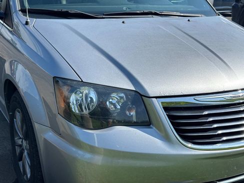 Used 2016 Chrysler Town & Country S w/ Driver Convenience Group FWD image 3