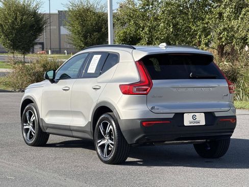 Used 2024 Volvo XC40 B5 Core image 27