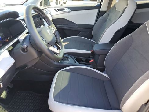 Certified 2025 Volkswagen Taos SE w/ Panoramic Sunroof Package image 22