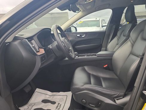Used 2023 Volvo XC60 B5 Plus image 10