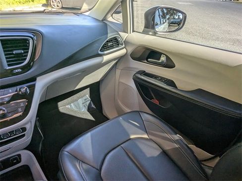 Used 2021 Chrysler Voyager Lxi image 16