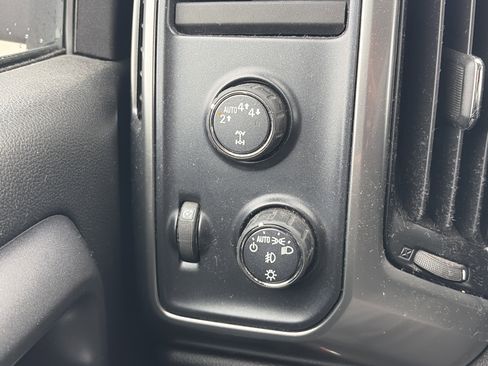 Used 2018 Chevrolet Silverado 1500 LT w/ All Star Edition image 32