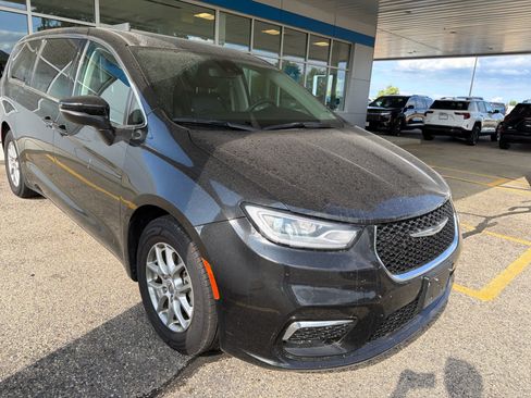 Used 2023 Chrysler Pacifica Touring-L FWD image 3