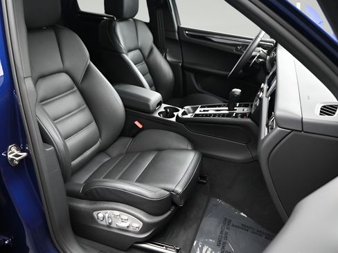Certified 2025 Porsche Macan AWD/4WD image 11