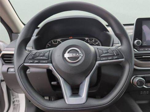 Used 2025 Nissan Altima 2.5 SV FWD image 24