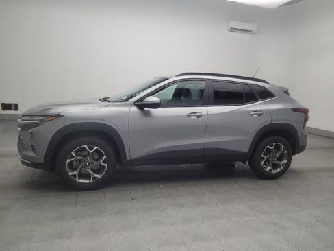 Used 2025 Chevrolet Trax LT FWD image 2