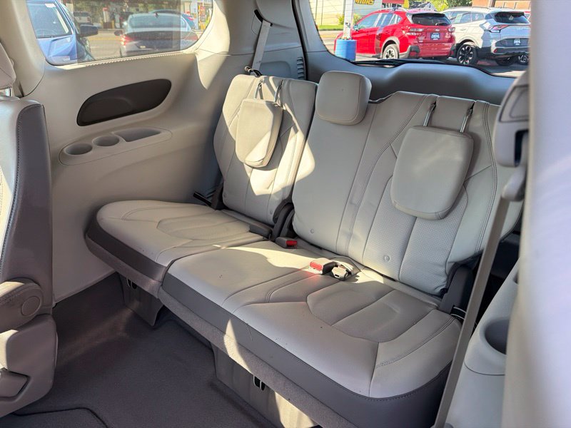 Used 2019 Chrysler Pacifica Touring-L w/ Tire & Wheel Group FWD image 13