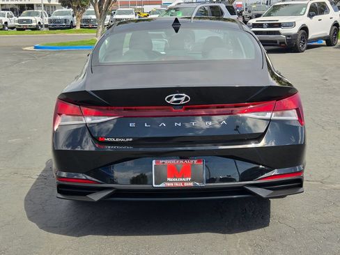 Used 2023 Hyundai Elantra SE FWD image 4