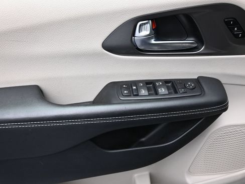 Used 2024 Chrysler Pacifica Touring-L FWD image 21