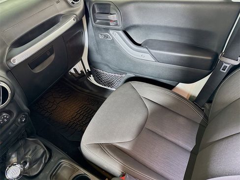 Used 2018 Jeep Wrangler Unlimited Sahara w/ Connectivity Group image 18