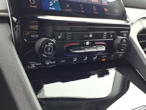 Used 2023 Jeep Grand Cherokee L Limited image 13