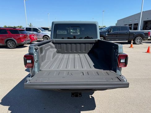 Used 2025 Jeep Gladiator Rubicon AWD/4WD image 13