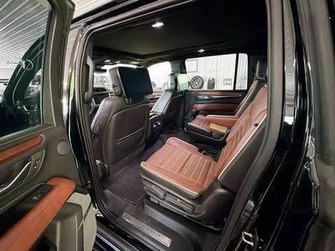 Used 2023 GMC Yukon XL Denali Ultimate AWD/4WD image 9