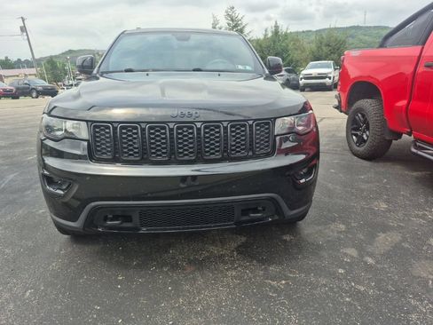 Used 2018 Jeep Grand Cherokee Laredo AWD/4WD image 2