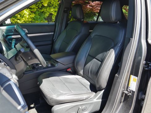 Used 2018 Ford Explorer XLT w/ Equipment Group 202A AWD/4WD image 33