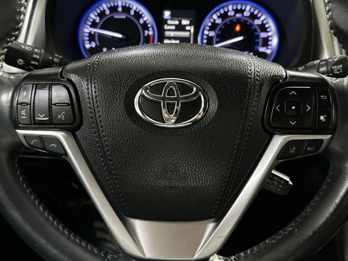 Used 2019 Toyota Highlander XLE image 19