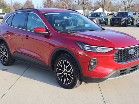 Used 2025 Ford Escape SE w/ PHEV Premium Package image 4