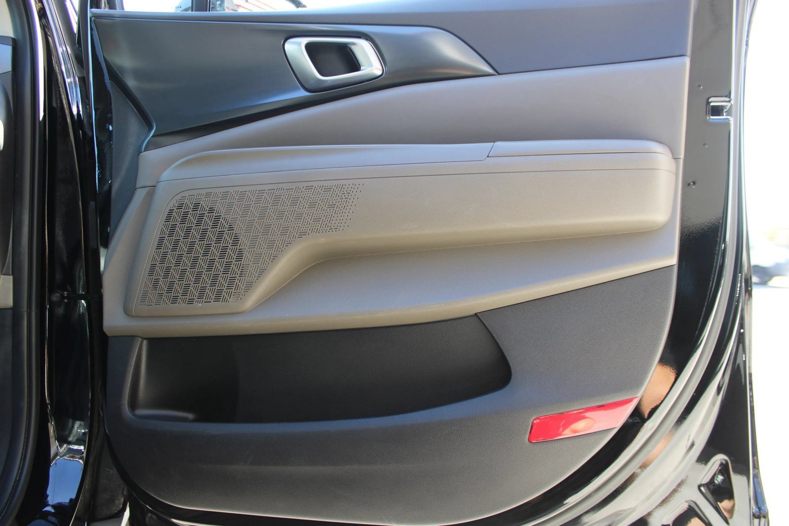 Used 2025 Kia Carnival FWD image 7