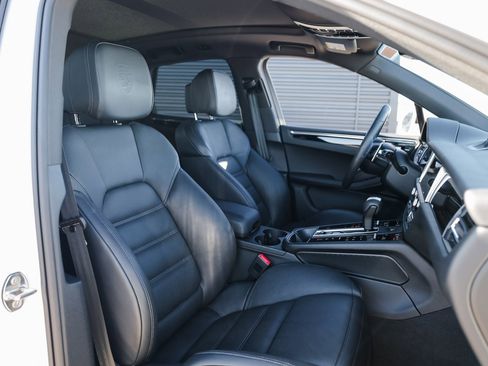 Certified 2025 Porsche Macan image 30