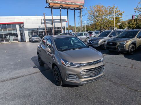 Used 2022 Chevrolet Trax LT w/ Sport Edition image 2