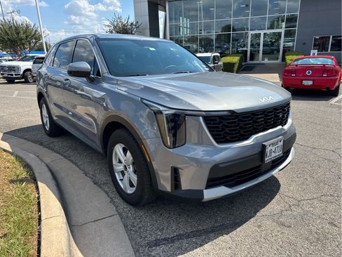 Used 2025 Kia Sorento LX FWD image 6