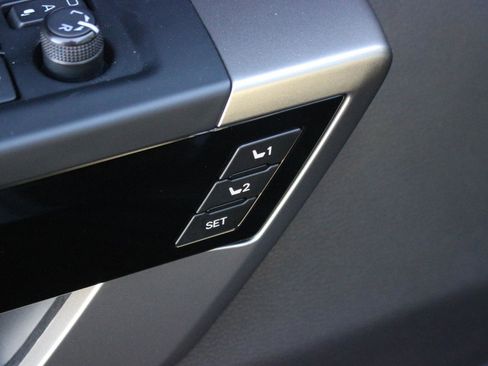 Used 2024 Toyota Tundra Limited image 15