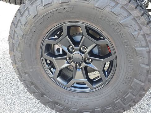 Used 2025 Jeep Gladiator Rubicon w/ Safety Group AWD/4WD image 12