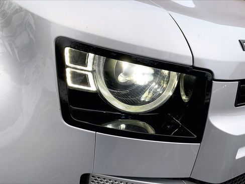 Used 2023 Land Rover Defender 110 SE image 31