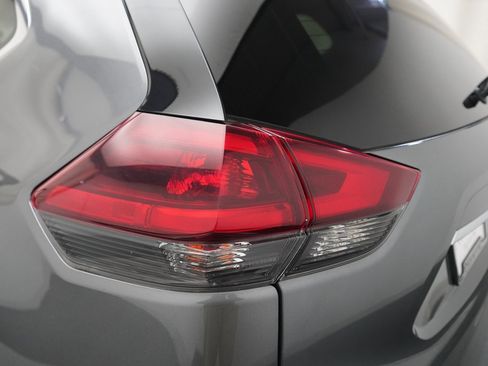 Used 2020 Nissan Rogue SV image 30