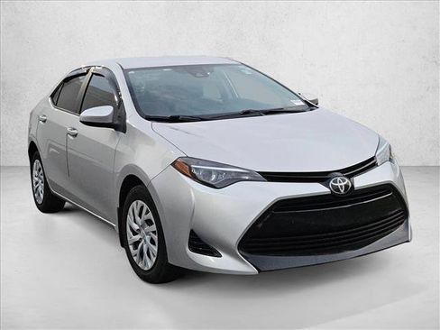 Used 2018 Toyota Corolla LE FWD image 3