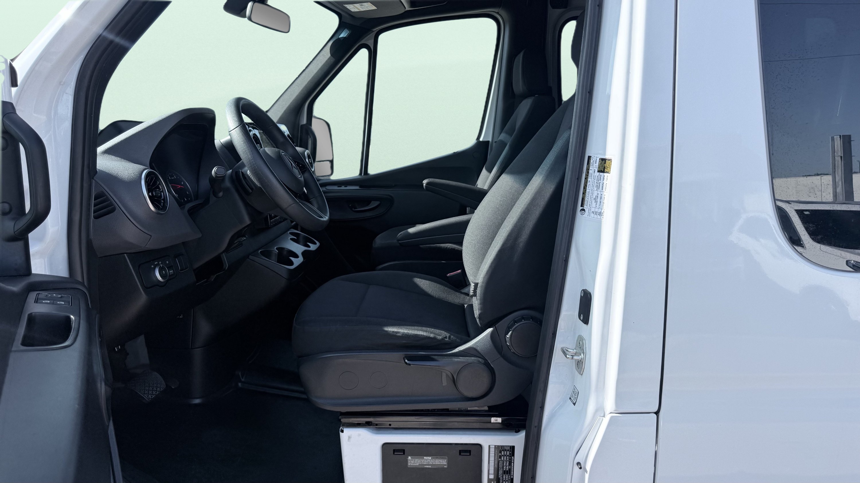 Used 2025 Mercedes-Benz Sprinter 2500 image 23