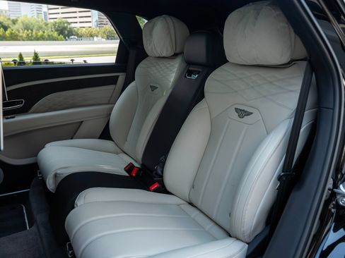 Used 2023 Bentley Bentayga Extended Wheelbase AWD/4WD image 12