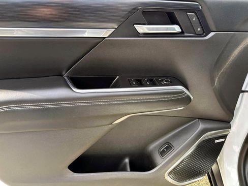 Used 2025 GMC Acadia Elevation image 13